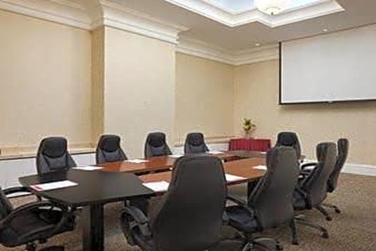 Ramada Plaza Astana Hotel Extérieur photo