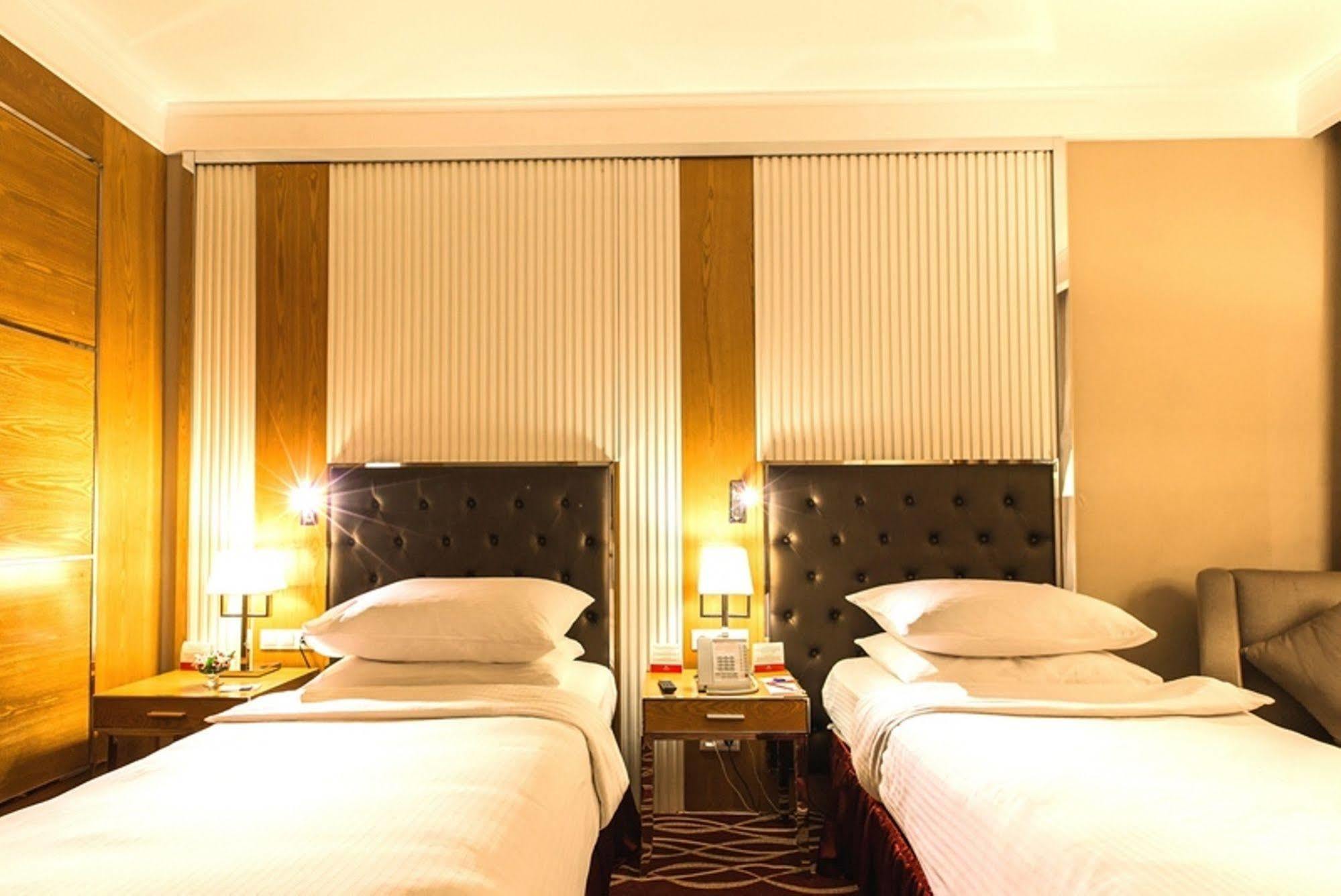 Ramada Plaza Astana Hotel Extérieur photo