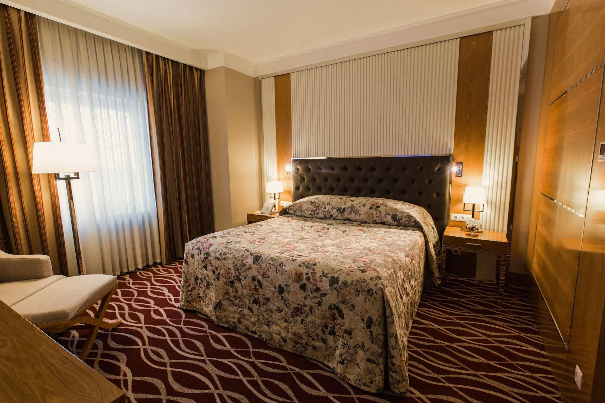 Ramada Plaza Astana Hotel Extérieur photo