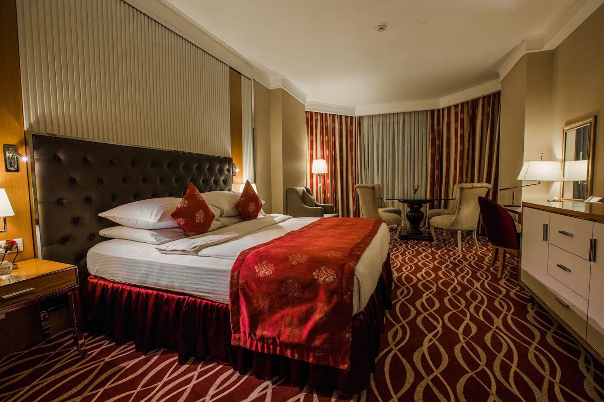 Ramada Plaza Astana Hotel Extérieur photo